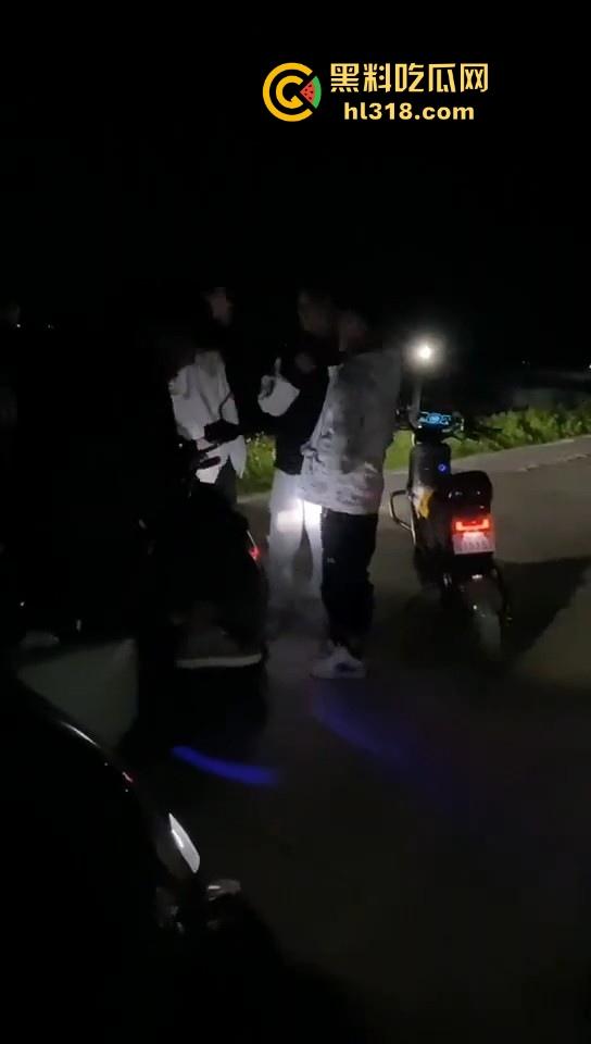 开个奔驰现在都这么牛批的吗?粤T精神小伙单挑鬼火少年,以为有大战,结果都是一群怂逼!-2