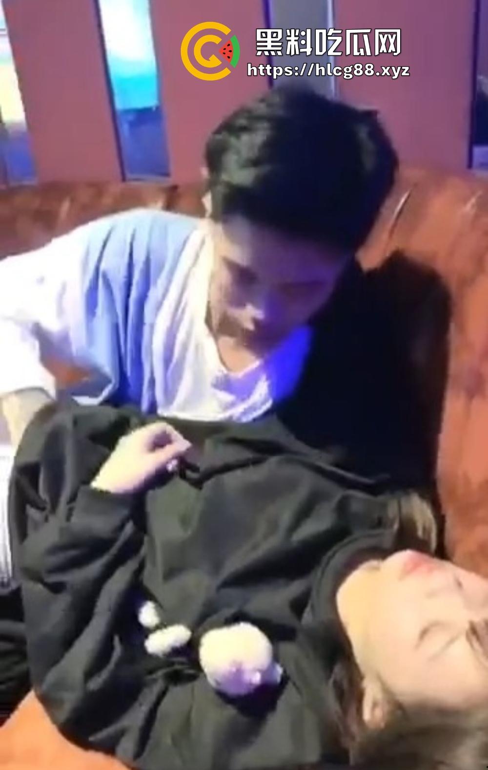 KTV带骚妹喝醉当众啃嘴勾鸡巴硬炸,酒后疯婊厕所抢精狂干,把兄弟看得裤子差点撑爆!-3