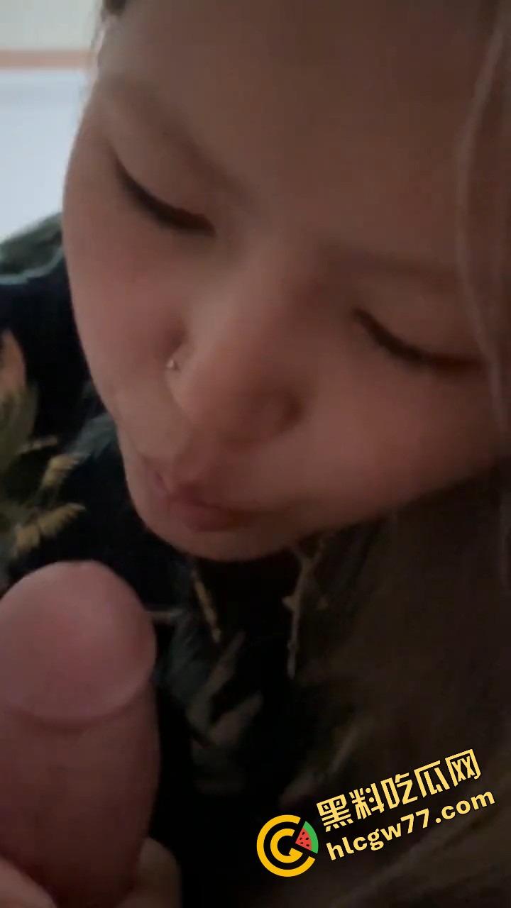 新疆乌鲁木齐李哥爆料认了个05年小妹妹 白天义工装乖夜里小穴放飞 买零食哄着操嫩得水淋淋！-15