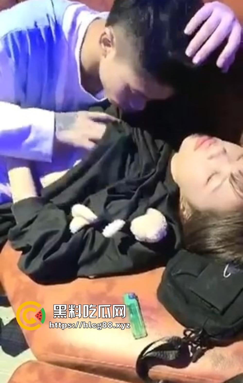 KTV带骚妹喝醉当众啃嘴勾鸡巴硬炸,酒后疯婊厕所抢精狂干,把兄弟看得裤子差点撑爆!-5