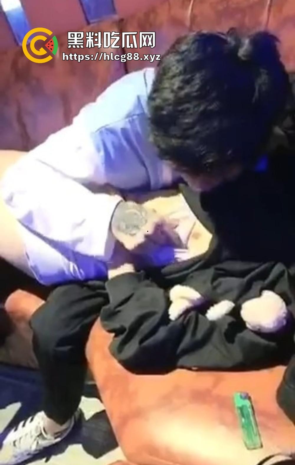 KTV带骚妹喝醉当众啃嘴勾鸡巴硬炸,酒后疯婊厕所抢精狂干,把兄弟看得裤子差点撑爆!-7