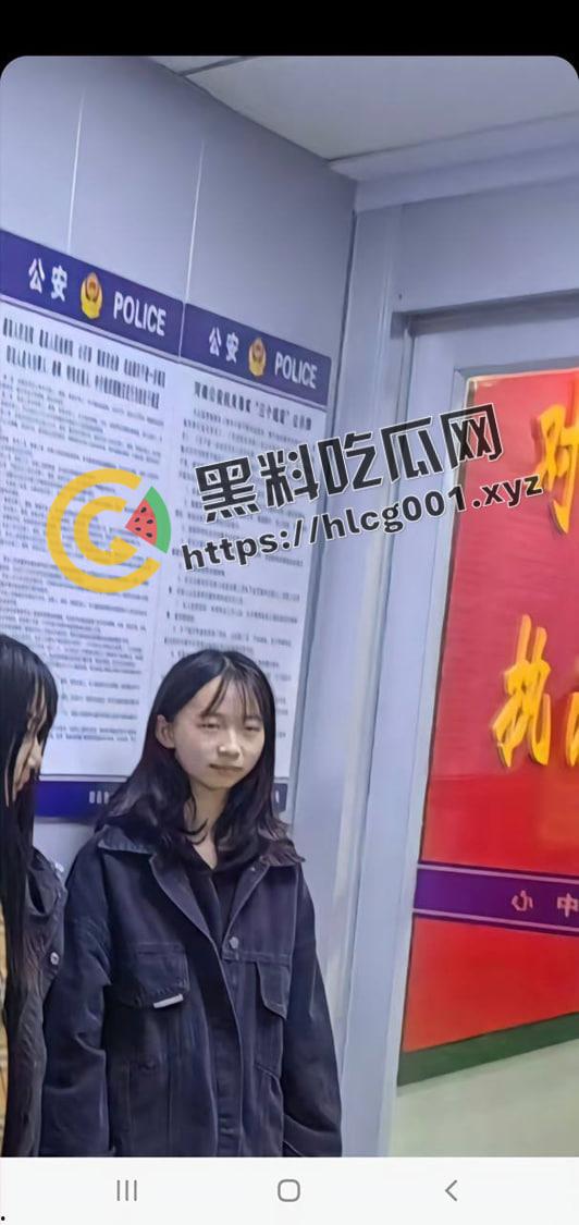 孝义商业街围殴女孩事件!衣服都给扯烂了 霸凌者面目全曝光 竟然全是小仙女 现场视频流出-12