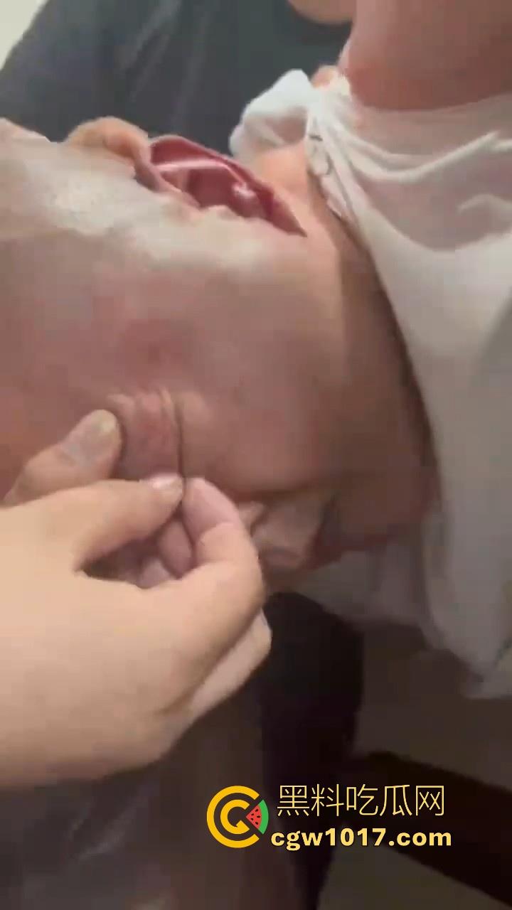 人在河边走哪有不湿鞋啊!中年大哥赌博出老千被当场捉住,惨遭围殴毒打,本想还手奈何对方人多!-3