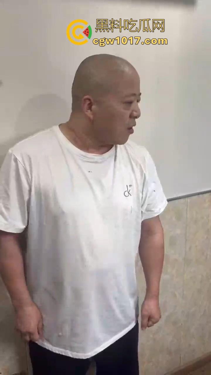 人在河边走哪有不湿鞋啊!中年大哥赌博出老千被当场捉住,惨遭围殴毒打,本想还手奈何对方人多!-6