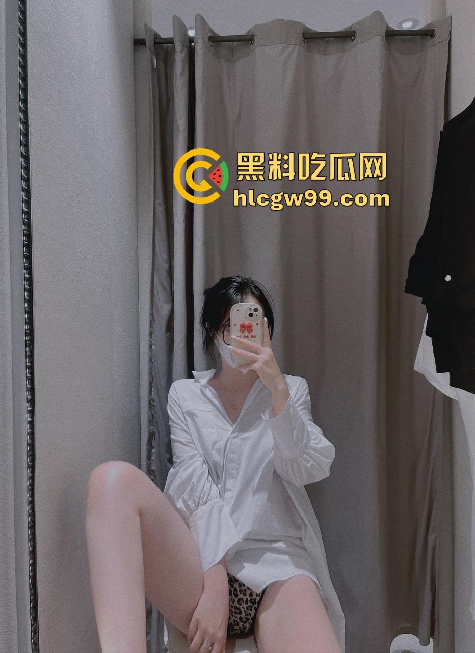 深圳绿帽大神又分享群P细节,沉迷征服人妻的肉体和精神,群P玩出新高度,肉棒前后夹击一边哭一边爽!-1