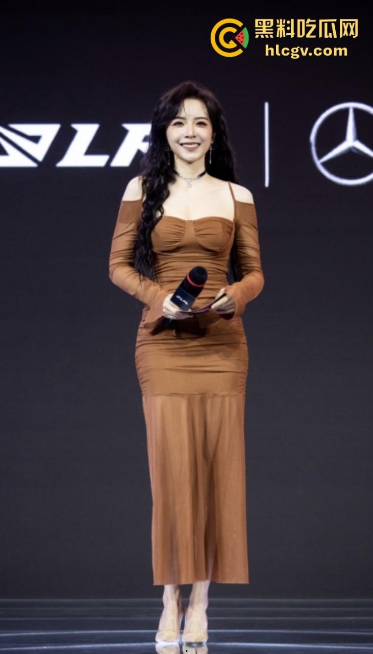 英雄联盟官方主持人【余霜】思想开放其本人是特别骚的反差婊 口交视频流出速看!-3