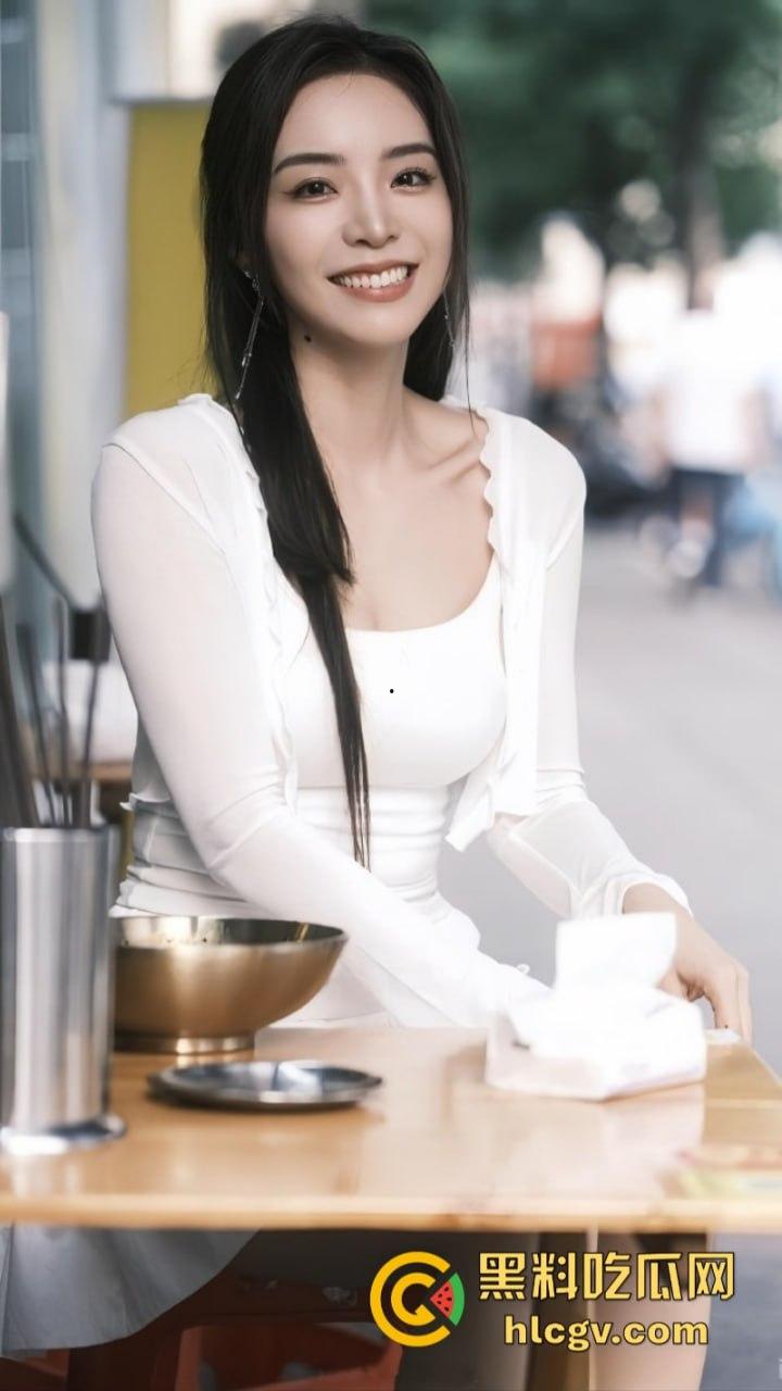 英雄联盟官方主持人【余霜】思想开放其本人是特别骚的反差婊 口交视频流出速看!-7