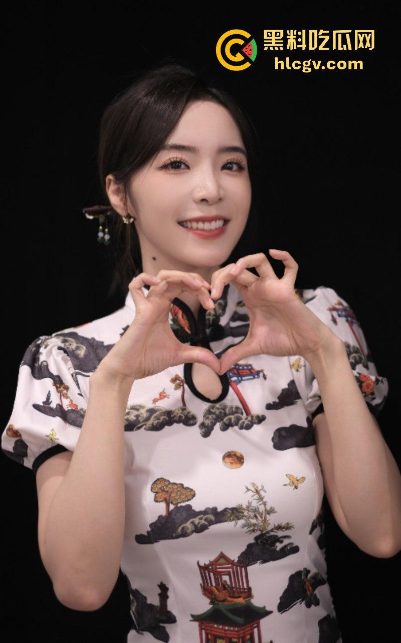 英雄联盟官方主持人【余霜】思想开放其本人是特别骚的反差婊 口交视频流出速看!-13