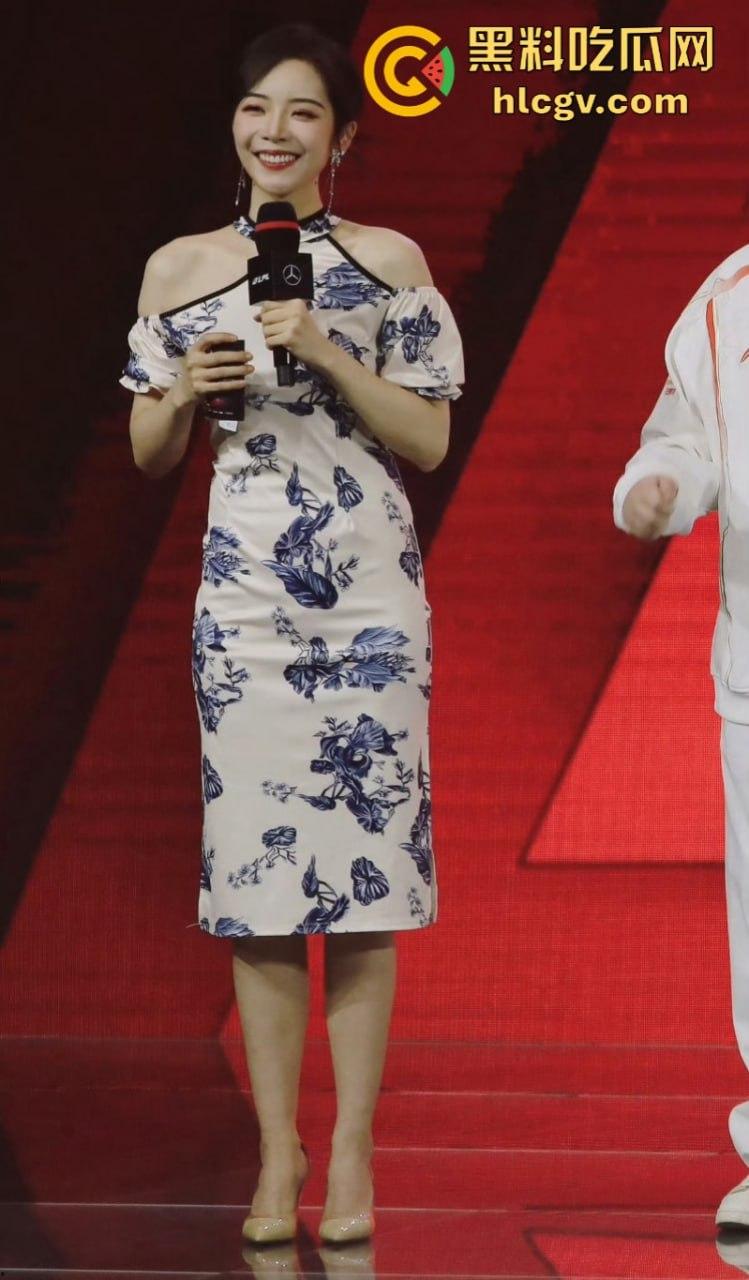 英雄联盟官方主持人【余霜】思想开放其本人是特别骚的反差婊 口交视频流出速看!-17