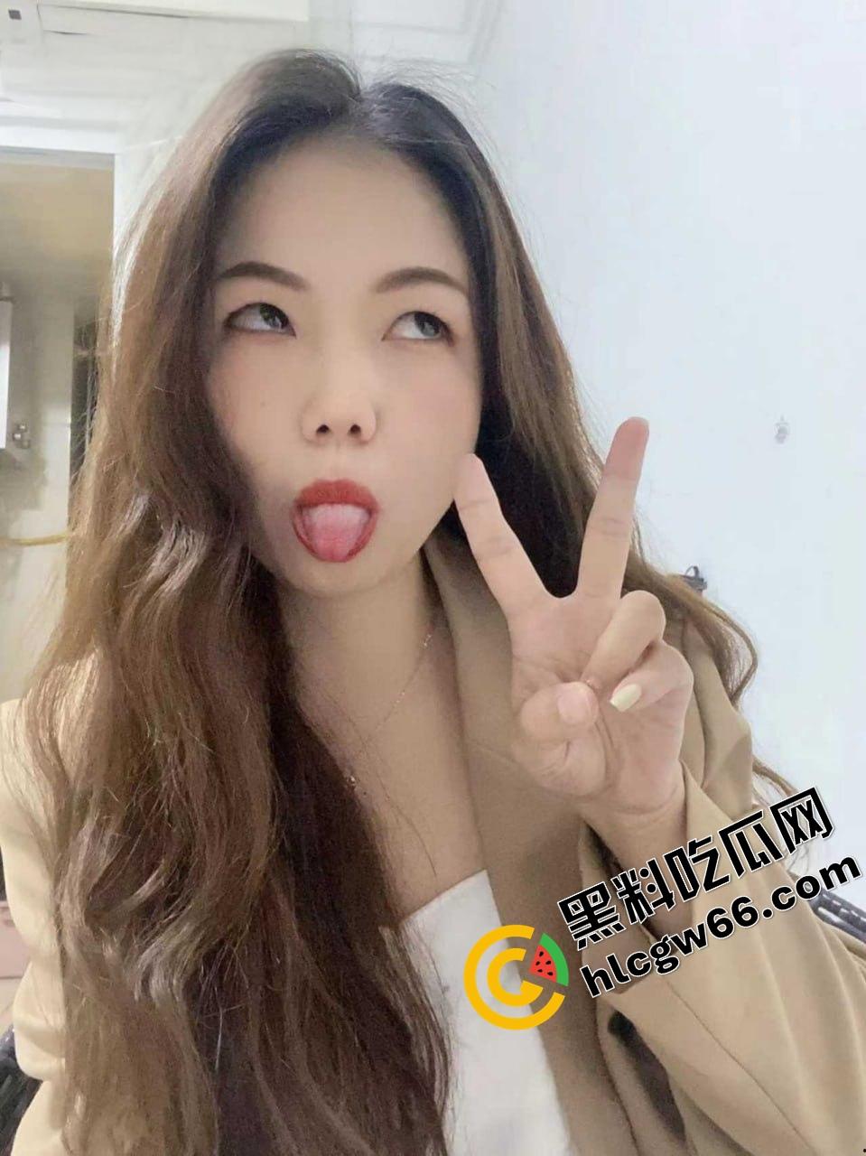 东莞老阿姨【吴方情】整成精致人皮娃娃只为金主赏脸，黑逼自拍跪地求曝光只想被弟弟狠狠操烂！-1