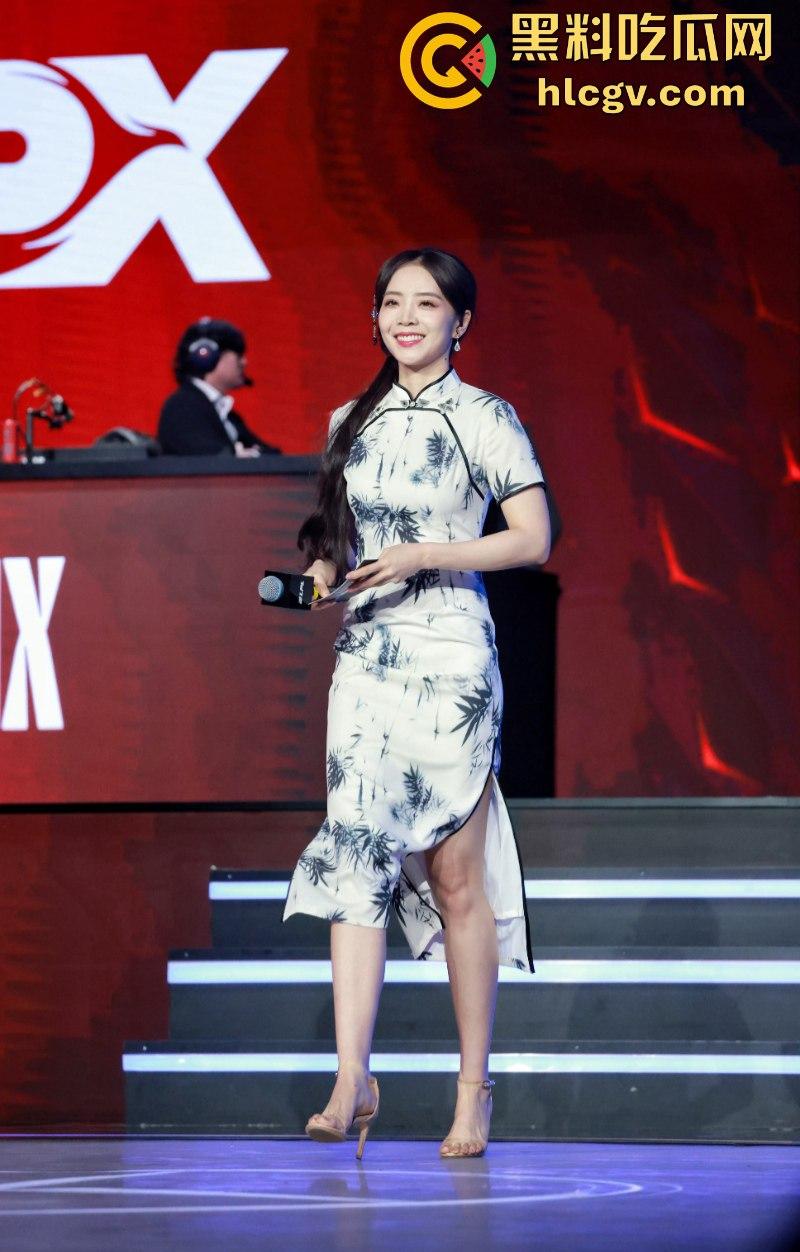 英雄联盟官方主持人【余霜】思想开放其本人是特别骚的反差婊 口交视频流出速看!-19