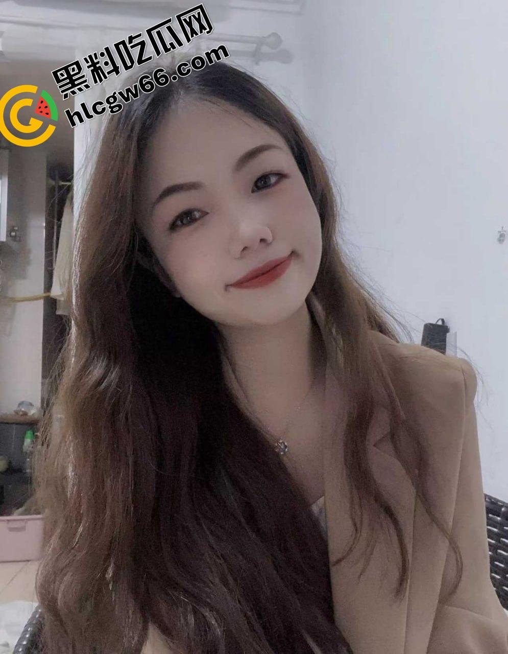 东莞老阿姨【吴方情】整成精致人皮娃娃只为金主赏脸，黑逼自拍跪地求曝光只想被弟弟狠狠操烂！-3