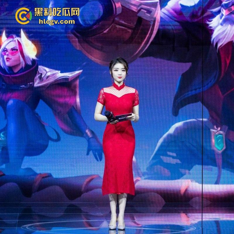 英雄联盟官方主持人【余霜】思想开放其本人是特别骚的反差婊 口交视频流出速看!-20