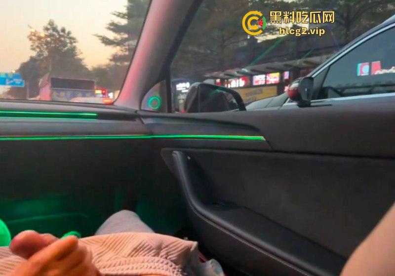 开车不误吃鸡巴！特斯拉女车主车内偷情网约一夜男！-2