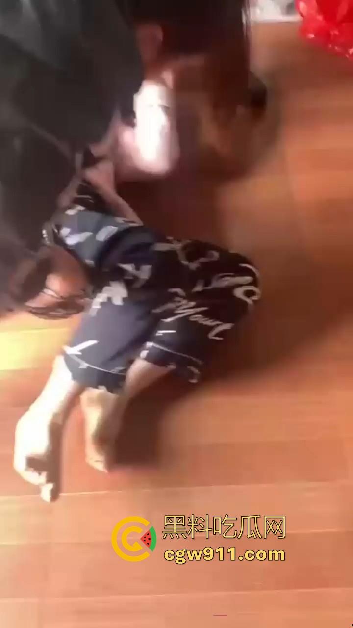 河南洛阳奸夫竟带小三回家偷情,真是猖狂到了极致,被原配携亲友团扒裤子围殴痛扁,嚣张的小三满脸不忿!-1