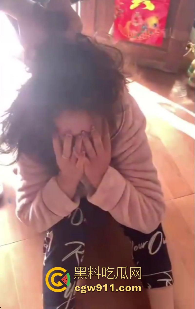 河南洛阳奸夫竟带小三回家偷情,真是猖狂到了极致,被原配携亲友团扒裤子围殴痛扁,嚣张的小三满脸不忿!-2