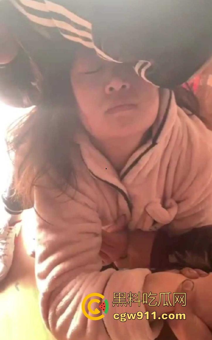 河南洛阳奸夫竟带小三回家偷情,真是猖狂到了极致,被原配携亲友团扒裤子围殴痛扁,嚣张的小三满脸不忿!-3