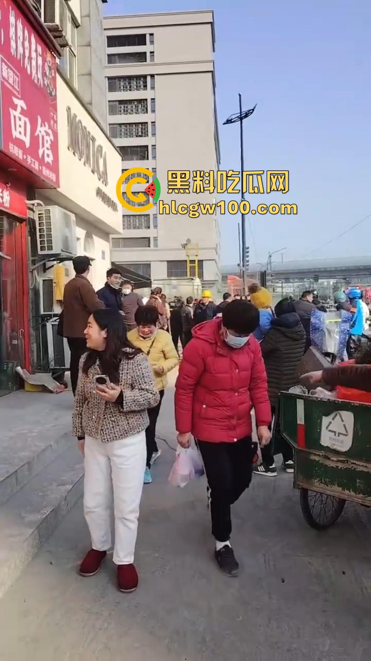 杭州拱墅区华中南路地铁站附近水泥罐开裂,粉尘喷溅路人瞬间变雕像,巨响震楼吓坏住户!-1