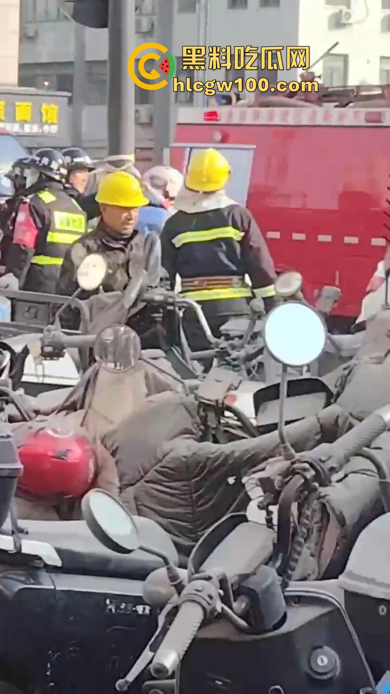 杭州拱墅区华中南路地铁站附近水泥罐开裂,粉尘喷溅路人瞬间变雕像,巨响震楼吓坏住户!-2