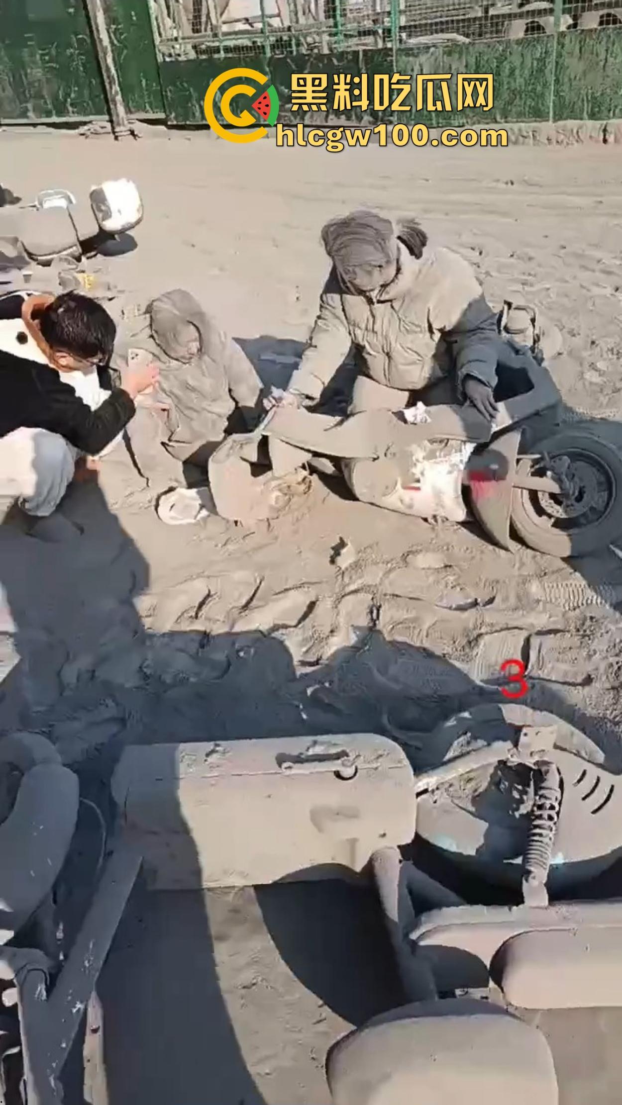 杭州拱墅区华中南路地铁站附近水泥罐开裂,粉尘喷溅路人瞬间变雕像,巨响震楼吓坏住户!-4