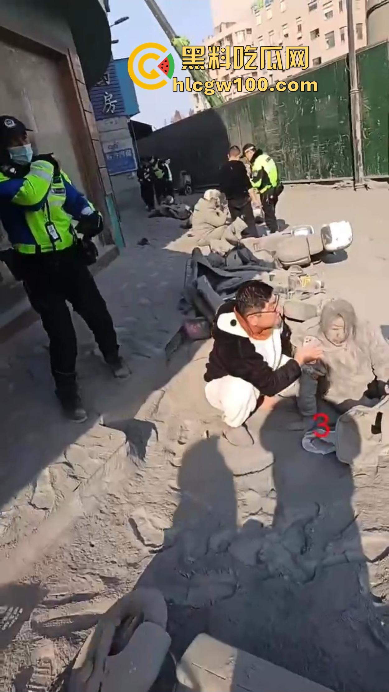 杭州拱墅区华中南路地铁站附近水泥罐开裂,粉尘喷溅路人瞬间变雕像,巨响震楼吓坏住户!-5