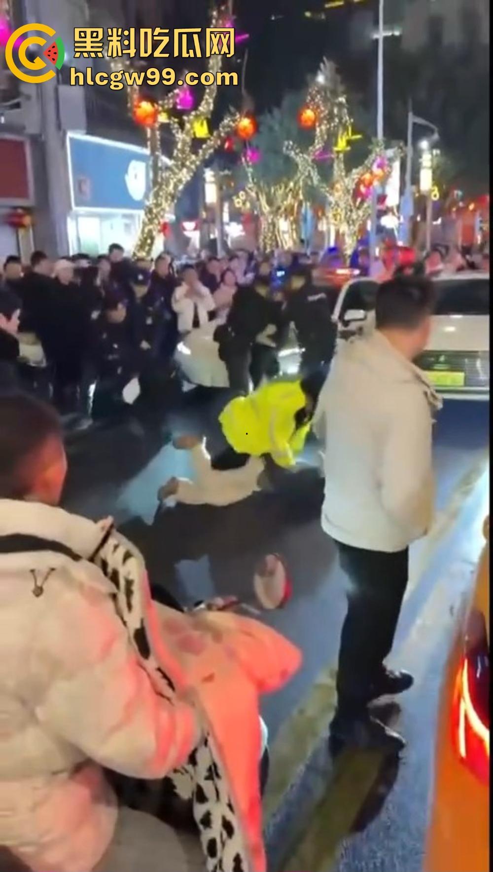 重庆石柱酒局变拳局,醉汉狂砸警察,酒后失控狂揍警察,现场打成一锅粥!-1