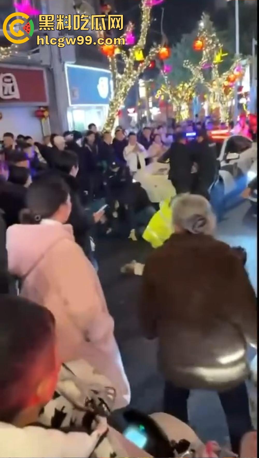 重庆石柱酒局变拳局,醉汉狂砸警察,酒后失控狂揍警察,现场打成一锅粥!-2