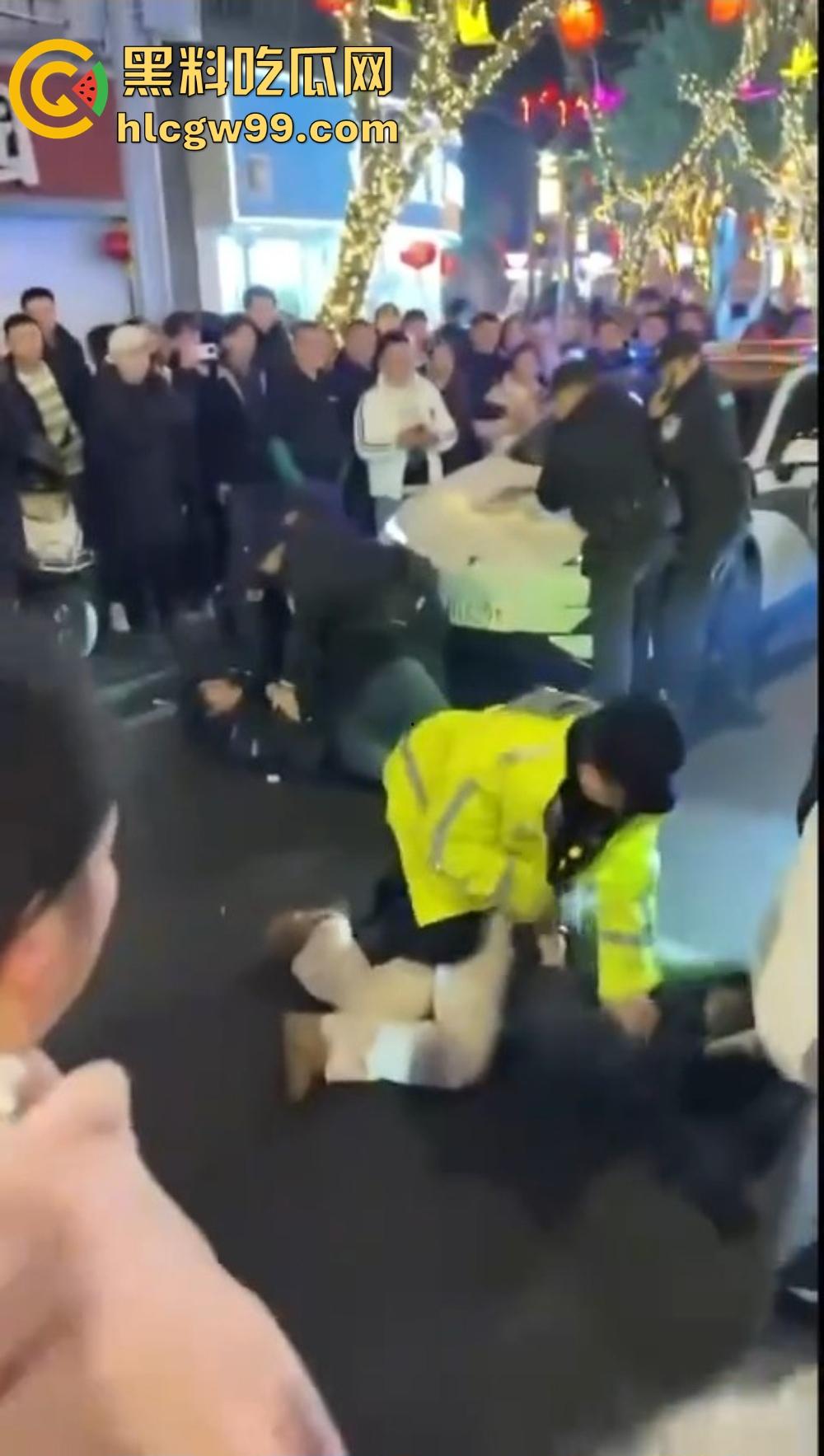 重庆石柱酒局变拳局,醉汉狂砸警察,酒后失控狂揍警察,现场打成一锅粥!-3