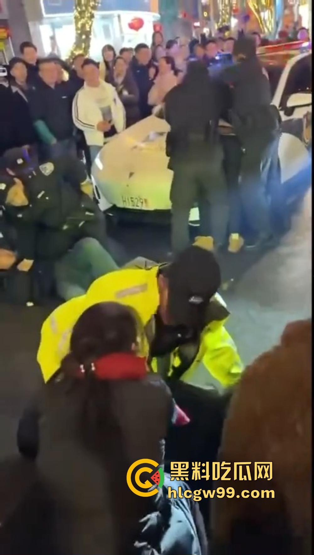 重庆石柱酒局变拳局,醉汉狂砸警察,酒后失控狂揍警察,现场打成一锅粥!-4