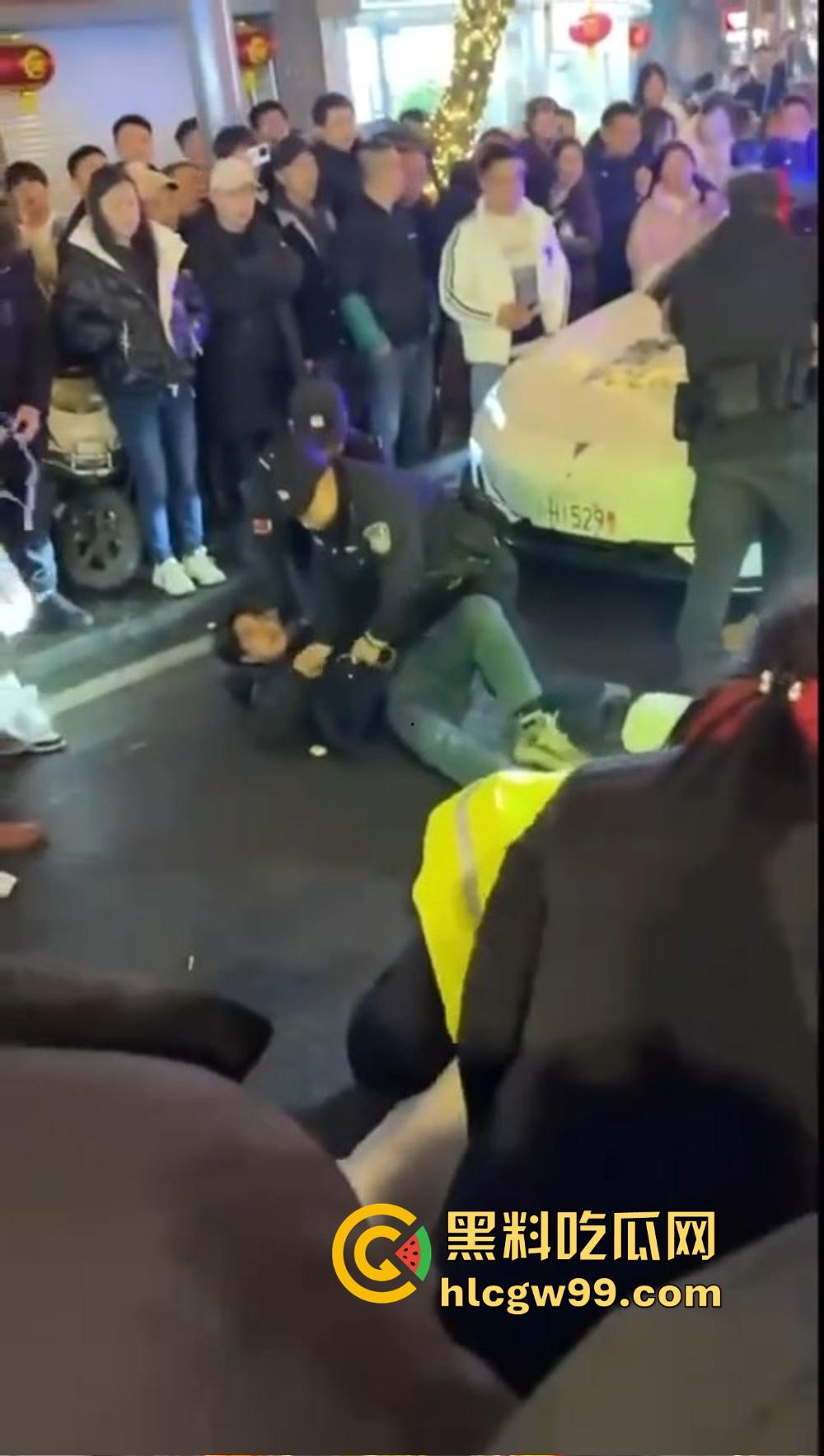 重庆石柱酒局变拳局,醉汉狂砸警察,酒后失控狂揍警察,现场打成一锅粥!-5