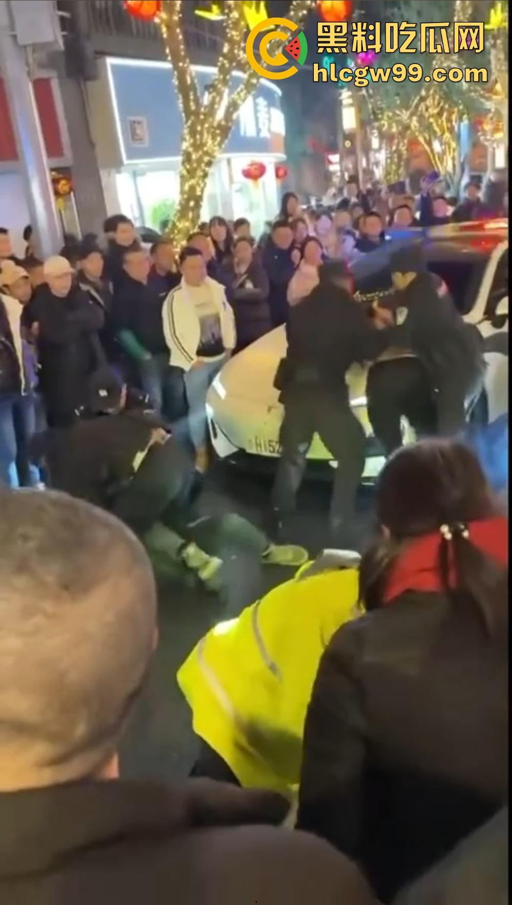 重庆石柱酒局变拳局,醉汉狂砸警察,酒后失控狂揍警察,现场打成一锅粥!-6