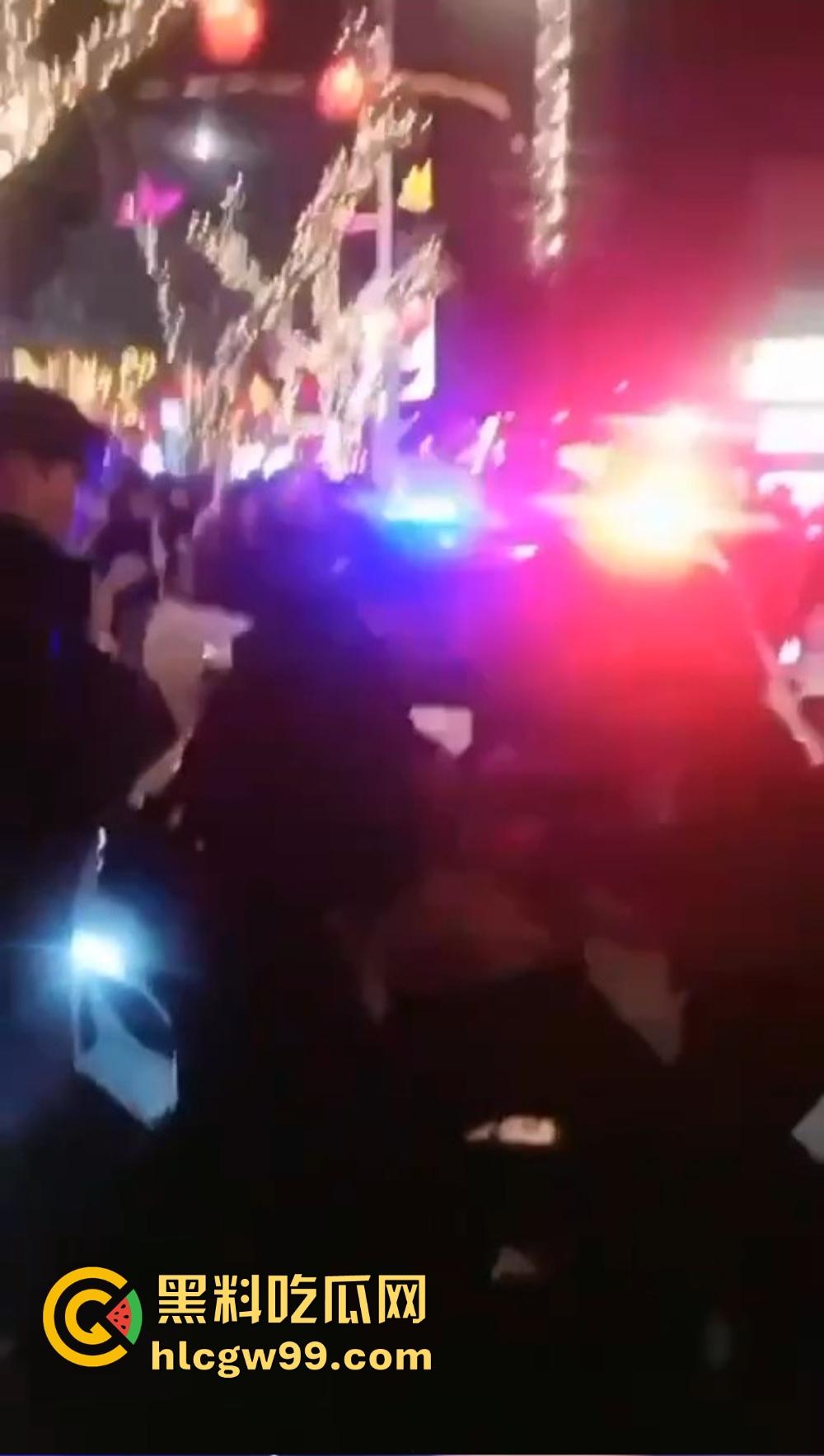 重庆石柱酒局变拳局,醉汉狂砸警察,酒后失控狂揍警察,现场打成一锅粥!-7