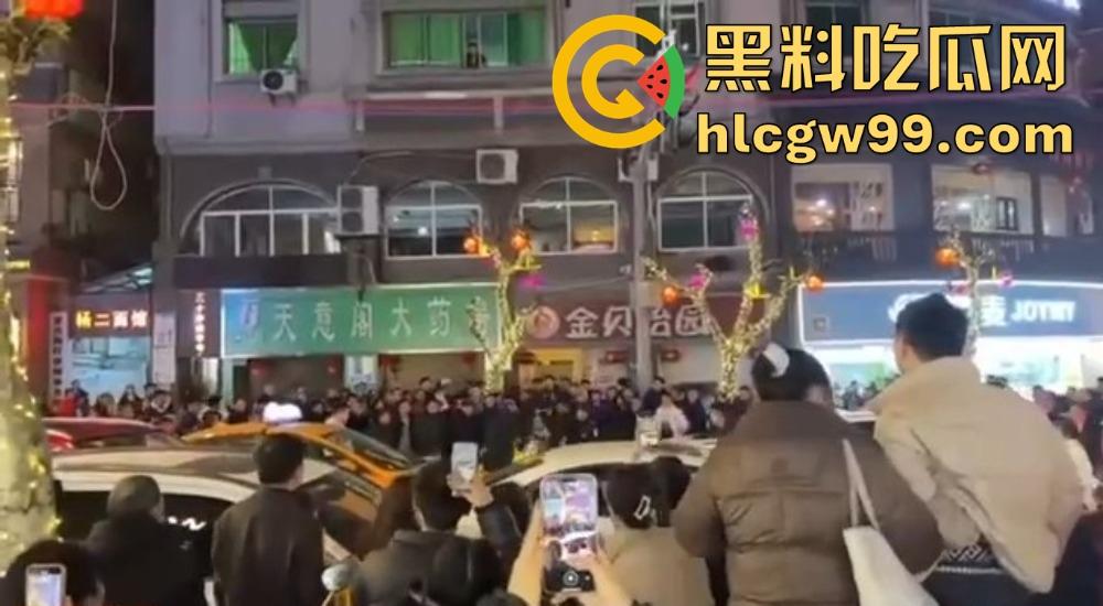 重庆石柱酒局变拳局,醉汉狂砸警察,酒后失控狂揍警察,现场打成一锅粥!-9