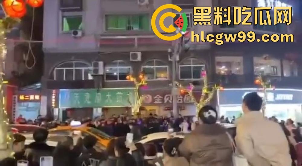 重庆石柱酒局变拳局,醉汉狂砸警察,酒后失控狂揍警察,现场打成一锅粥!-10