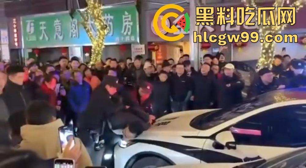 重庆石柱酒局变拳局,醉汉狂砸警察,酒后失控狂揍警察,现场打成一锅粥!-11