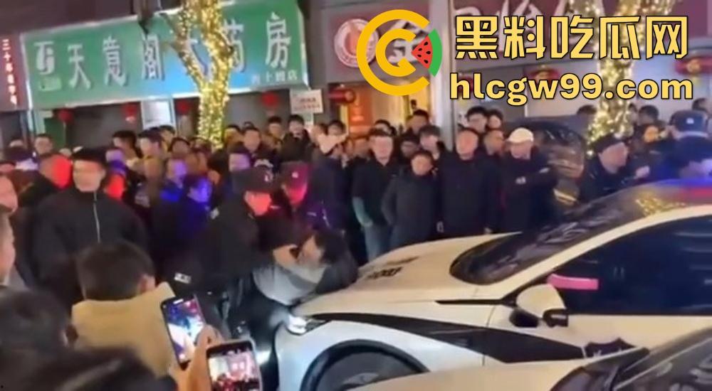 重庆石柱酒局变拳局,醉汉狂砸警察,酒后失控狂揍警察,现场打成一锅粥!-12