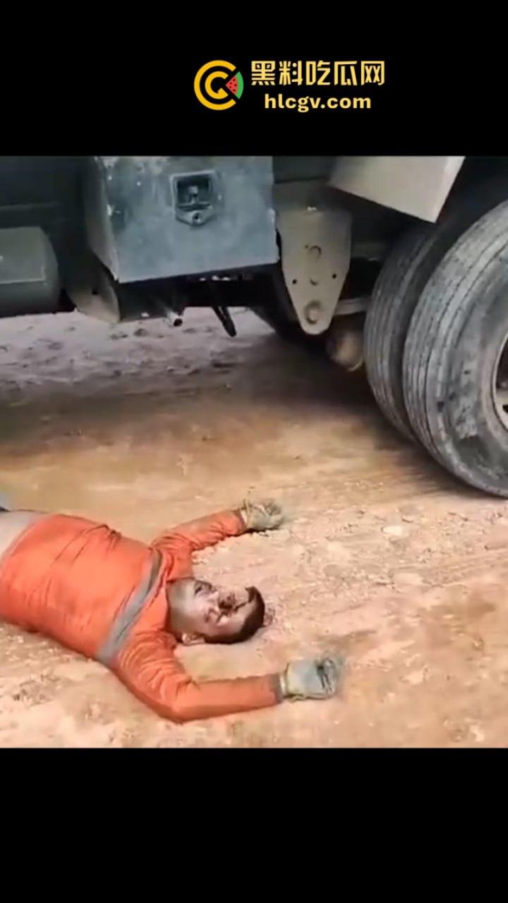 太惨了!因操作不当 巴西倒霉男子脑袋被挤爆 血腥现场视频曝光 胆小慎入-3