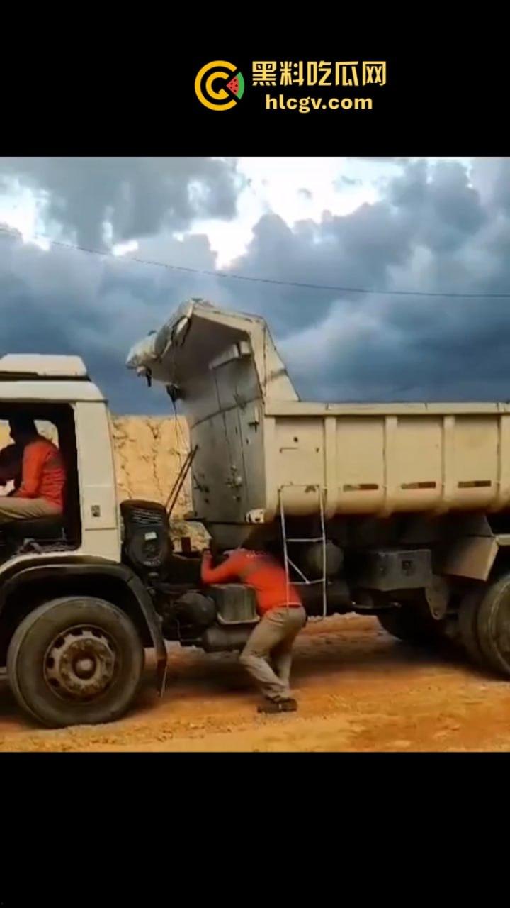 太惨了!因操作不当 巴西倒霉男子脑袋被挤爆 血腥现场视频曝光 胆小慎入-6