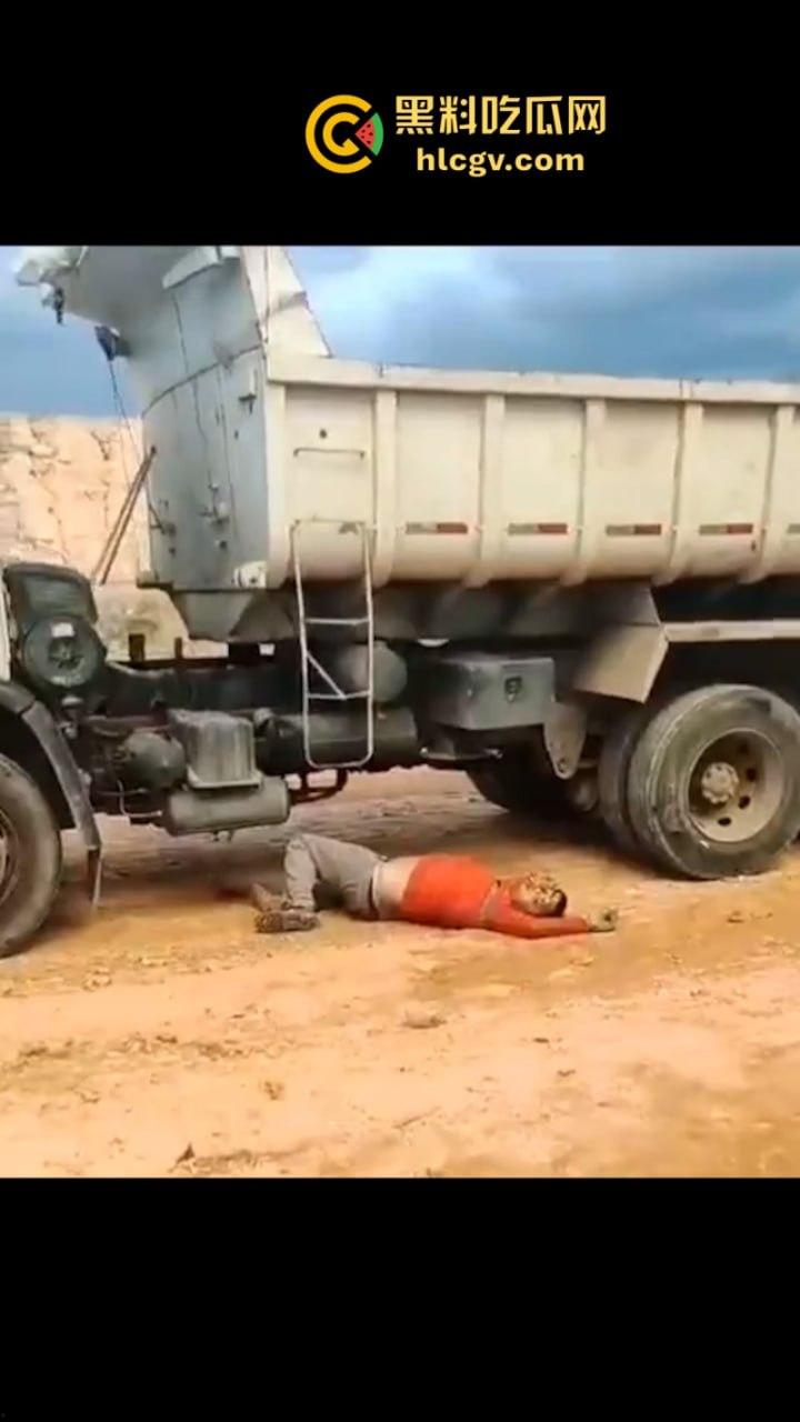 太惨了!因操作不当 巴西倒霉男子脑袋被挤爆 血腥现场视频曝光 胆小慎入-7