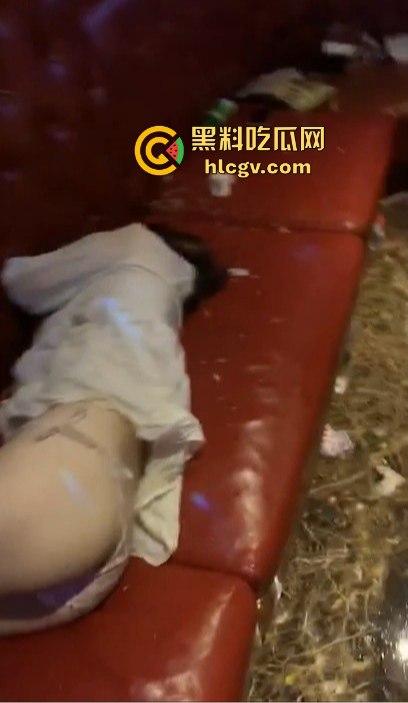 KTV陪酒小妹被灌醉多人轮流操,屁眼外翻像垃圾一样被扔地上!800块的小妹就被玩成这样真TM变态!-3