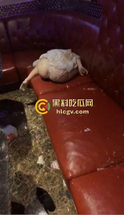 KTV陪酒小妹被灌醉多人轮流操,屁眼外翻像垃圾一样被扔地上!800块的小妹就被玩成这样真TM变态!-6