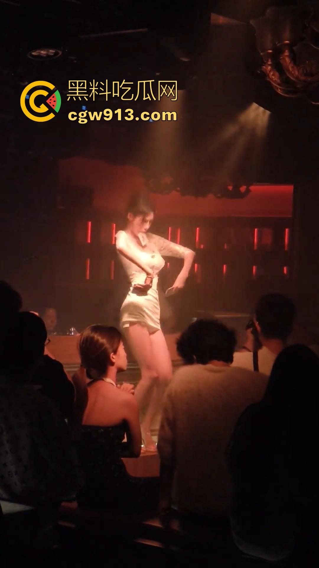 纸醉金迷的夜生活难怪这么上瘾,有钱人玩得就是开放,平时得不到的极品女神,在这只是泄欲工具!-1
