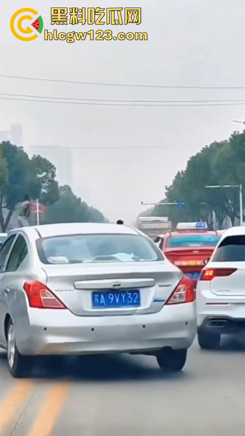 河南信阳纹身小伙,吸毒后当街疯狂砸车警车也不放过,叔叔都是见过大场面的完全不慌!-1