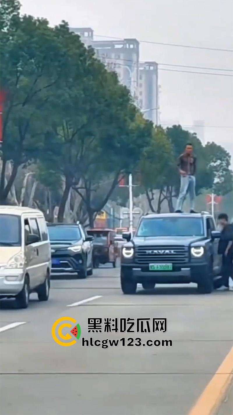 河南信阳纹身小伙,吸毒后当街疯狂砸车警车也不放过,叔叔都是见过大场面的完全不慌!-5