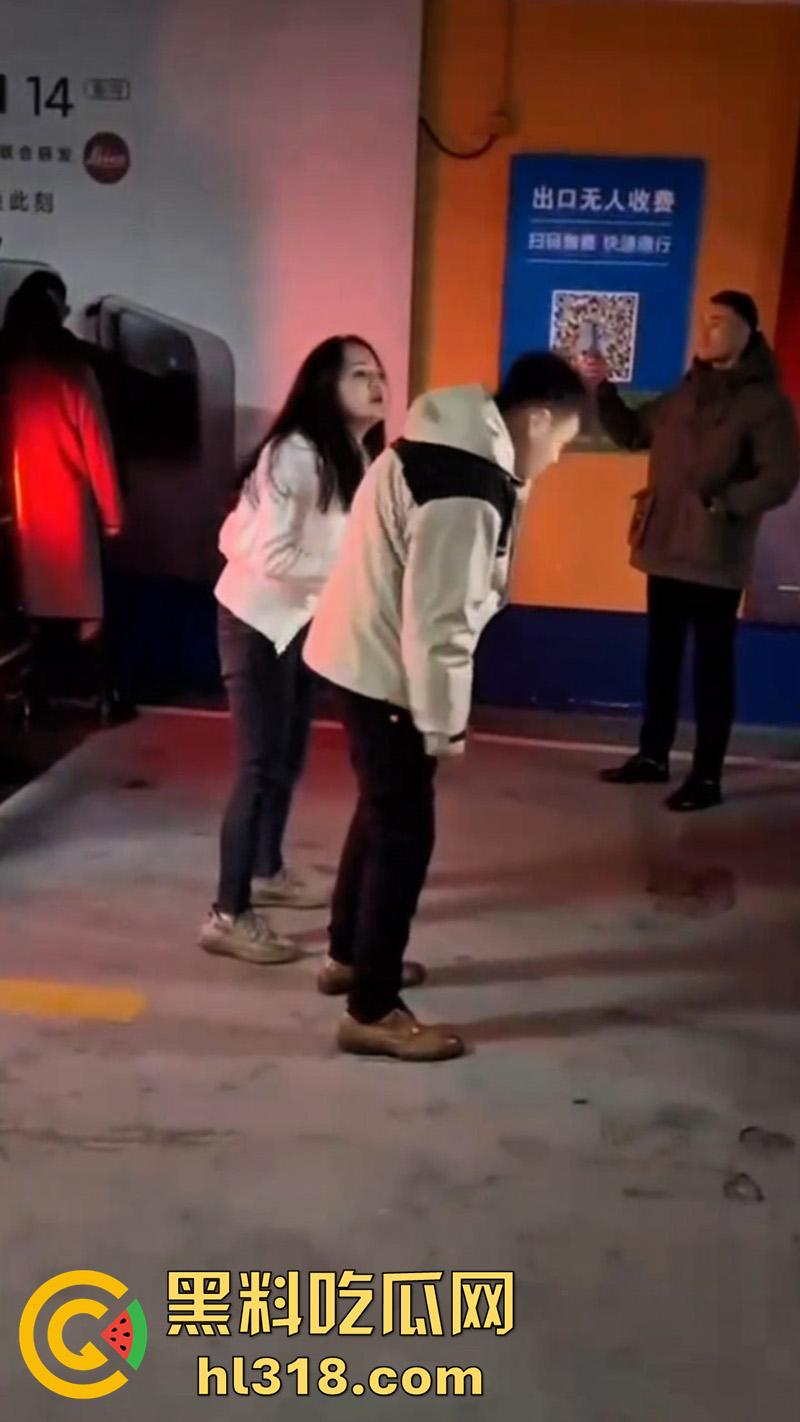 地下停车场捉奸,女子联合亲友抓小三,当场逮住老公和小三亲热,将两人围堵殴打,打人者已经被刑拘!-1