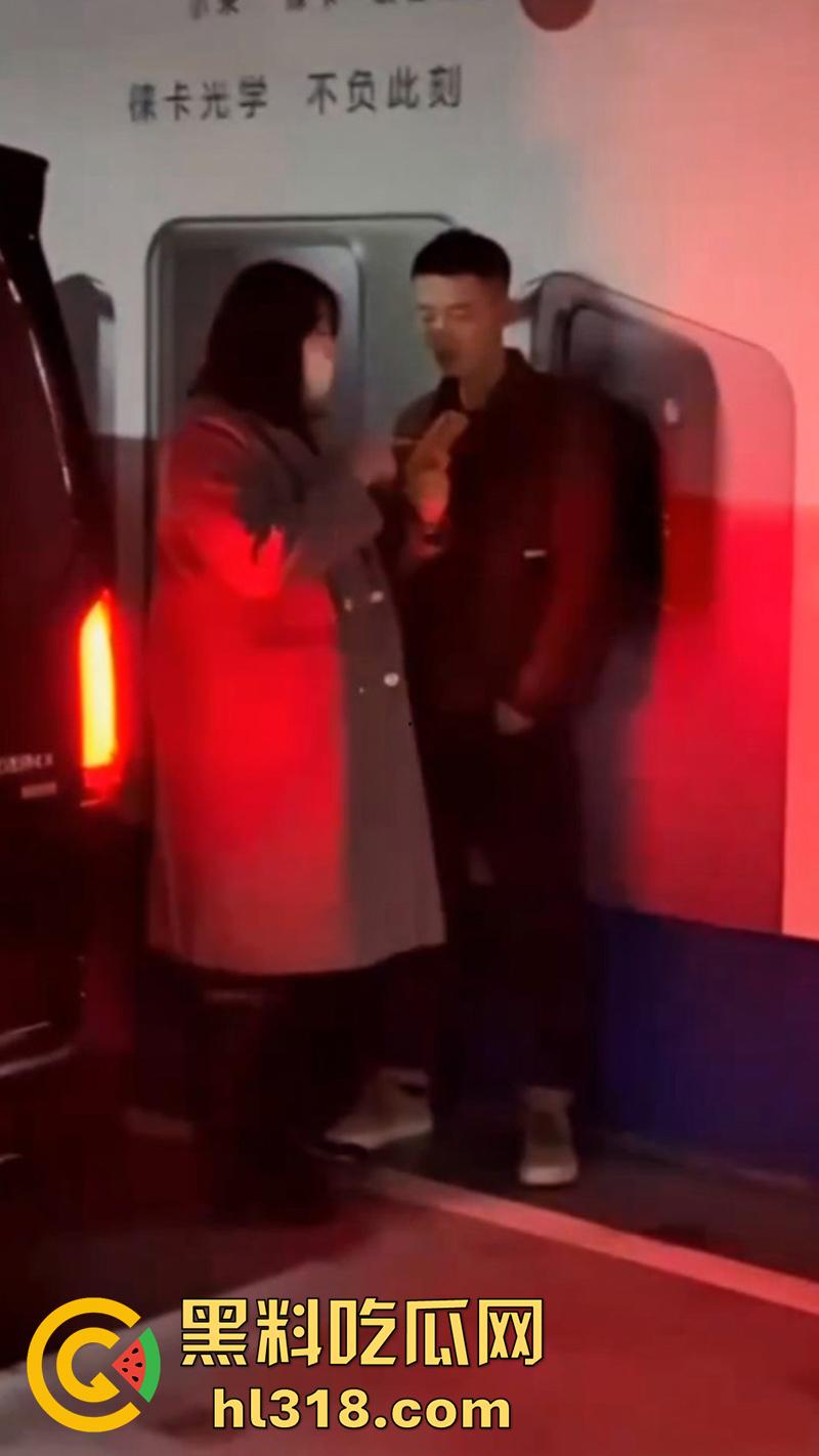 地下停车场捉奸,女子联合亲友抓小三,当场逮住老公和小三亲热,将两人围堵殴打,打人者已经被刑拘!-3