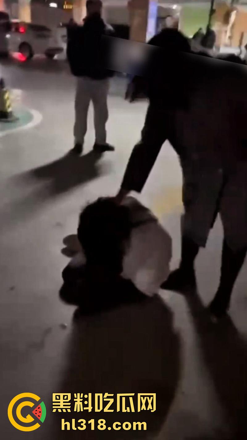 地下停车场捉奸,女子联合亲友抓小三,当场逮住老公和小三亲热,将两人围堵殴打,打人者已经被刑拘!-7