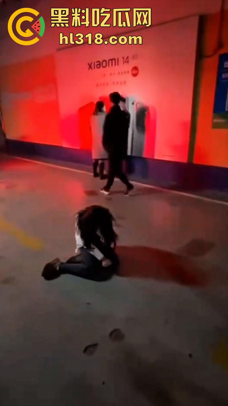地下停车场捉奸,女子联合亲友抓小三,当场逮住老公和小三亲热,将两人围堵殴打,打人者已经被刑拘!-8