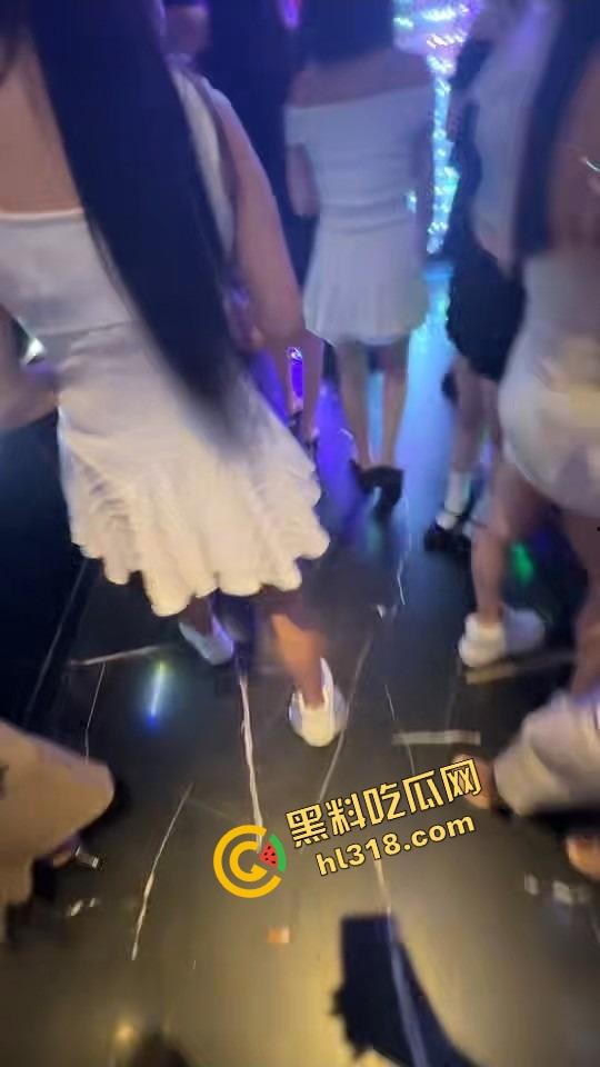 魔都永利party k凌晨免费喝酒,300妹子随便选600块一小时,上海男人的快乐太简单了!-11