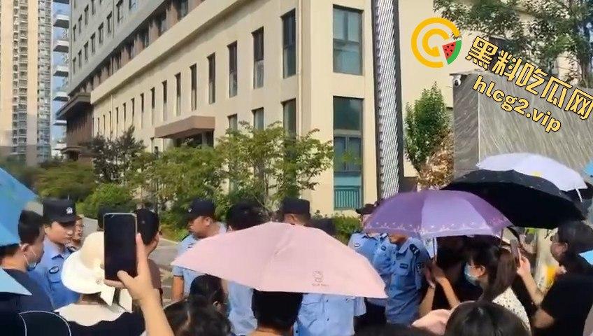 青岛李沧区圣德心脑血管医院迁建引发抗议,家长怒骂警察直接被捕!-1